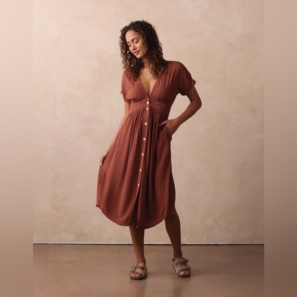NWT The Normal Brand Aria Crepe Deep V Button Thru Dress size L color clay - Picture 1 of 7